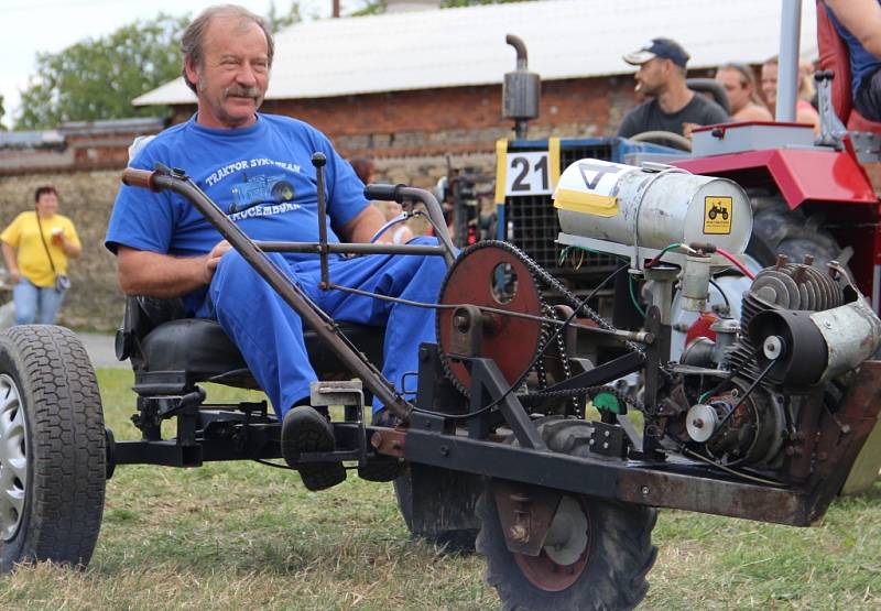 Stovky lidí se přišlo v sobotu po obědě podívat na již devátý ročník přehlídky malotraktorů domácí výroby ve Vilémově na Havlíčkobrodsku. 