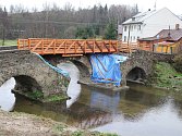 Konečně. Starosta Havlíčkova Brodu Jan Tecl požehnal včera  opravě mostu v Ronově nad Sázavou. 