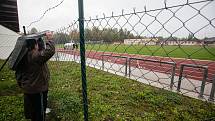 Diváci před plotem zavřeného stadionu v Havlíčkově Brodě při fotbalovém utkání mezi FC Slovan Havlíčkův Brod a FK Hodonín.
