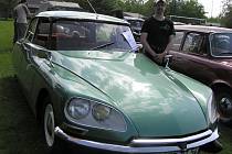 Auto pro šetřily rozhodně není francouzský Citroën DS, který u Sokolovny v Lípě v rámci oslav založení základní školy vystavoval sběratel  Roman Novák.