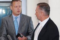 Aleš Fučík (vlevo) se svým obhájcem Rostislavem Kovářem na chodbě Okresního soudu v Jihlavě před začátkem hlavního líčení.