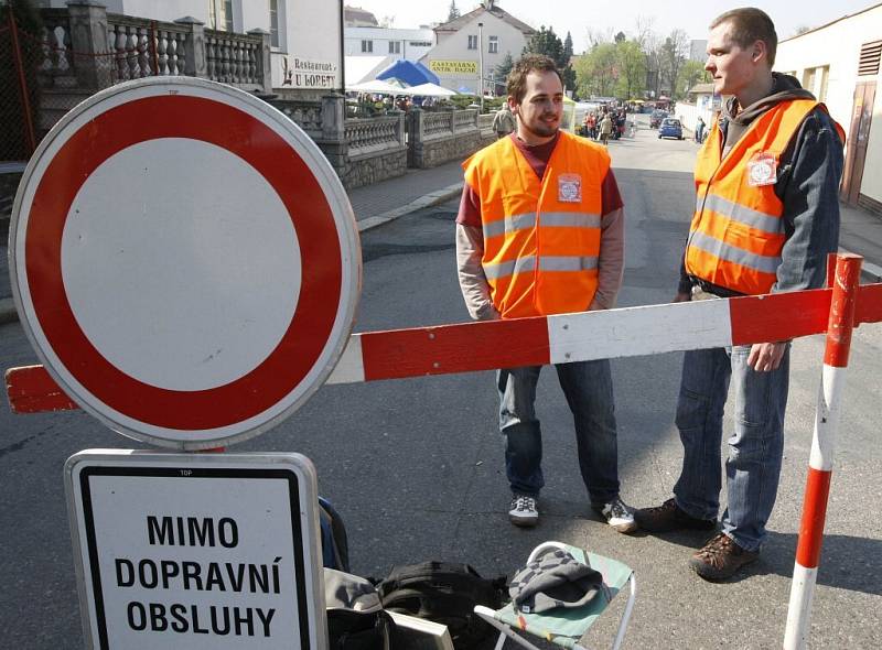 K výstavě, kterou si určitě nenechají ujít žádní milovníci zahrádkáření na Vysočině, patří i dobrá nálada. Přímo v areálu Ostrova vyhrává dechovka,  návštěvníci si mohou odpočinout  u kávy, sklenice piva či něčeho dobrého k zakousnutí.