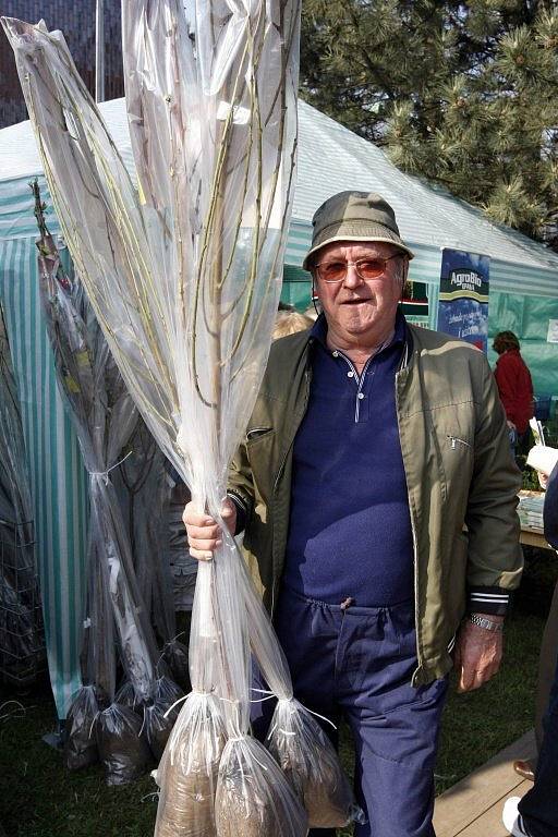 K výstavě, kterou si určitě nenechají ujít žádní milovníci zahrádkáření na Vysočině, patří i dobrá nálada. Přímo v areálu Ostrova vyhrává dechovka,  návštěvníci si mohou odpočinout  u kávy, sklenice piva či něčeho dobrého k zakousnutí.