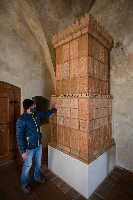 Nová expozice hradu Lipnice se věnuje kamnářství i výbavě gotických komnat.
