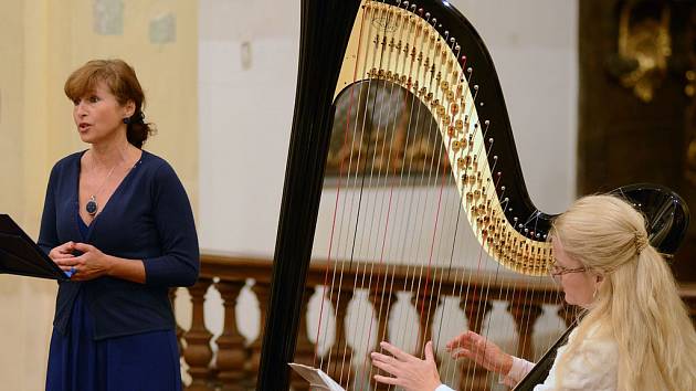 Členky tria MUSICA DOLCE VITA. Ty doslova uchvátily svými výkony auditorium havlíčkobrodského klášterního kostela sv. Rodiny. Vlevo Daniela Demuthová, vpravo Zbyňka Šolcová.