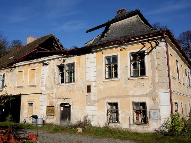 Zámeček v Bačkově má základy šest století staré tvrze. Na výsluní byl za Trčků z Lípy i Klusáků z Kostelce. Dnes patří zemědělskému družstvu a jeho dny jsou zřejmě sečteny.