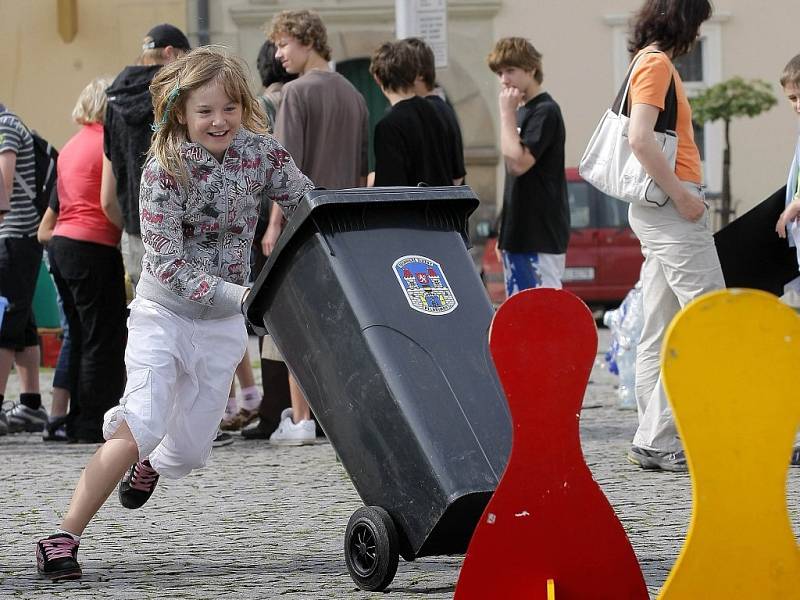 Při absolvování Člověče, nezlob se!  i slalomu s popelnicemi mezi figurkami se soutěžící docela zapotili. Kolemstojící publikum mělo zase mnoho příležitostí k úsměvu. Hlavně ale povzbuzovalo pískotem, jekotem i tleskáním své favority. 