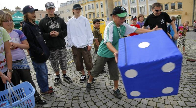 Při absolvování Člověče, nezlob se!  i slalomu s popelnicemi mezi figurkami se soutěžící docela zapotili. Kolemstojící publikum mělo zase mnoho příležitostí k úsměvu. Hlavně ale povzbuzovalo pískotem, jekotem i tleskáním své favority. 