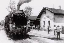 Nádraží v Trhovém Štěpánově, dne 27. července 1974. Slavnostně nazdobená parní lokomotiva 433.014 v čele posledního osobního vlaku se chystá na rozlučkovou jízdu do Dolních Kralovic.
