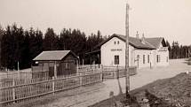 Nově dokončená staniční budova v Keblově. Foto pořízeno dne 29.8.1902, k zastávce ještě nevedla silnice, pouze cesta pro pěší. Silnice byla postavena a otevřena později, stejně jako vlakové nákladiště.