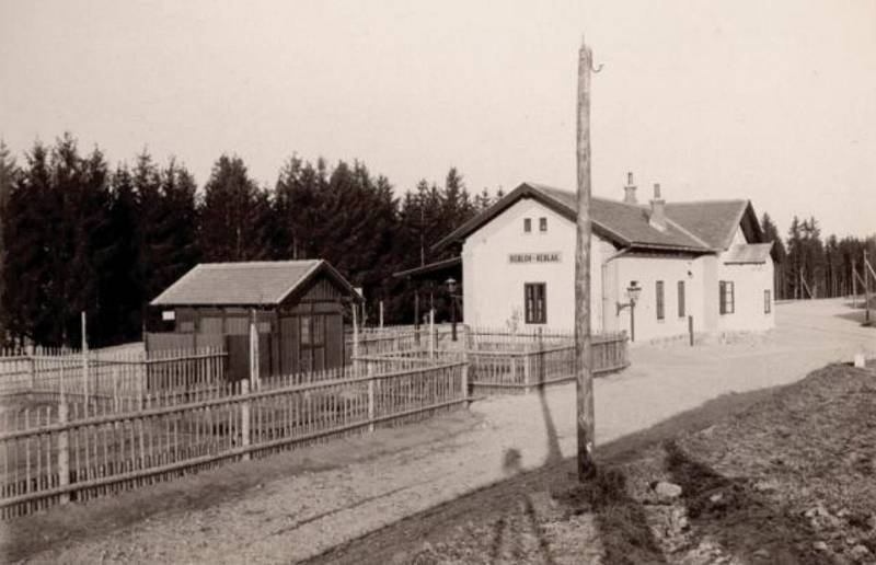 Nově dokončená staniční budova v Keblově. Foto pořízeno dne 29.8.1902, k zastávce ještě nevedla silnice, pouze cesta pro pěší. Silnice byla postavena a otevřena později, stejně jako vlakové nákladiště.