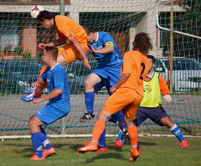 Pět gólů v derby nastřílela Mírovka na hřišti Lípy. Takto se v jedné šanci prosazoval kapitán Mírovky Michal Netopilík, ale jeho hlavička gólem neskončila. 