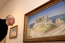 Na snímku si návštěvník výstavy Zrzavého díla v Mirbachově paláci v Bratislavě prohlíží obraz Kostel v Krásné Hoře.