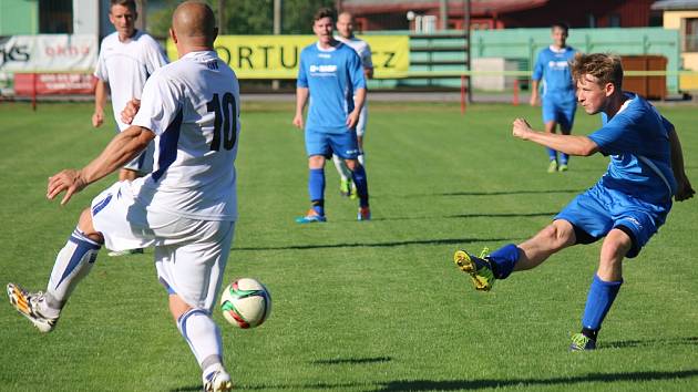 Čtyři góly vstřelili fotbalisté Lípy (v modrém) na hřišti Horní Cerekve a s jedenácti body jsou na sedmém místě.