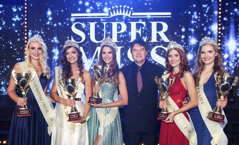 Vítězky SUPERMISS 2019 (Natálie Dostálová druhá zleva).