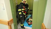 V pátém patře nemocnice v Havlíčkově Brodě hoří. Je třeba zachránit patnáct pacientů.