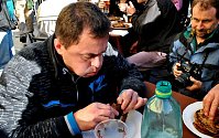 Rychlojedlík Jaroslav Němec polyká poslední vítězné sousto v soutěži o nejrychlejší snědení jednoho kila bramboráků.