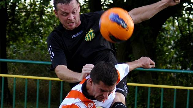 Osm. Tolik zápasů nedokázali fotbalisté Tisu (v černém) porazit Havlíčkovu Borovou.