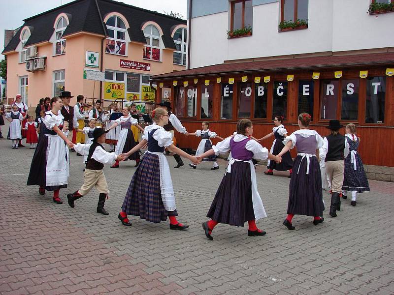 Světlou roztančily o víkendu folklorní soubory