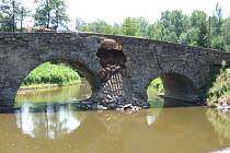 Poškozený historický kamenný most v Ronově nad Sázavou.
