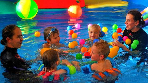  Příjemná teplota vody v bazénu je eldorádem pro malé caparty, které bedlivě sledují zkušené instruktorky. 