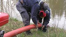 Pět hasičských sborů trénovalo jak dopravit vodu na velkou vzdálenost.