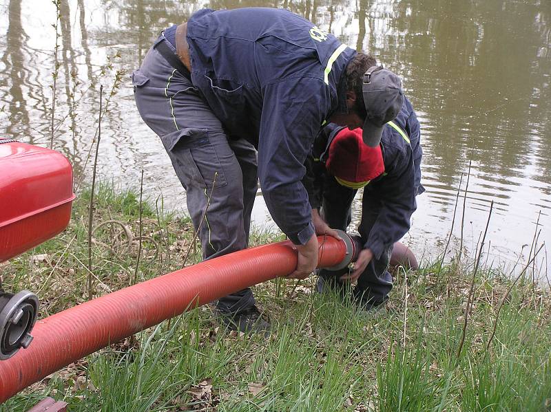 Pět hasičských sborů trénovalo jak dopravit vodu na velkou vzdálenost.