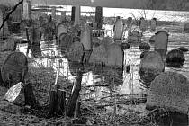 Pod vodou zmizel židovský hřbitov u Dolních Kralovic