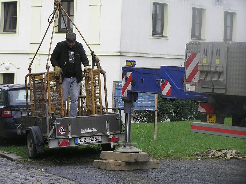 Tak vypadal návrat kříže na věž přibyslavského kostela.