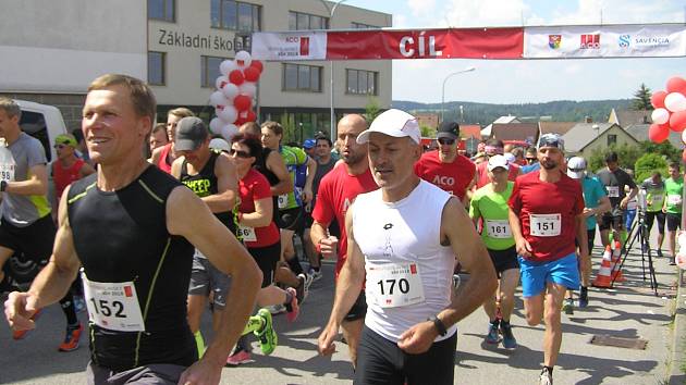 Součástí Přibyslavného půlmaratonu byl bohatý doprovodný program a slavnostní odhalení sochy Radomíra Dvořáka.