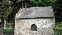 Hřbitovní kaple v Zahrádce u Ledče byla již v dezolátním stavu. 
