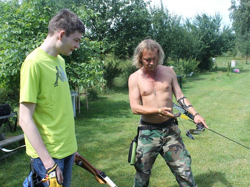 Radek Kubeš, dlouholetý a zkušený lukostřelec a současně i majitel jediné lukostřelecké střelnice na Havlíčkobrodsku, udělá všechno proto, aby se hosté v jeho areálu cítili dobře, odpočinuli si a také aby se naučili dobře ovládat luk a šípy.