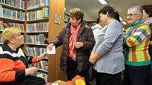 Pěkný večer strávili návštěvníci při besedě se spisovatelkou a herečkou Ivankou Devátou v benešovské knihovně.