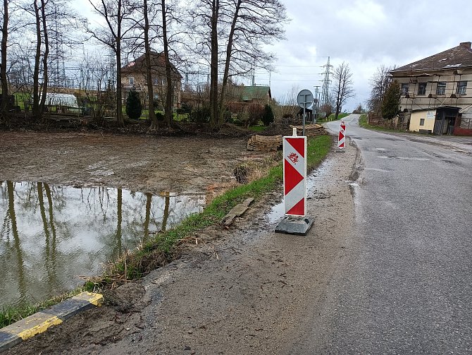 Rekonstrukce silnice a rybníka v Baštínově na Havlíčkobrodsku. Začne po Velikonocích a skončí závěrem léta
