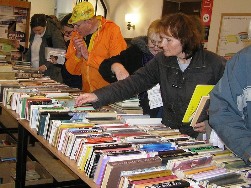 Čtenáři přicházeli ve středu do vestibulu krajské knihovny v Havlíčkově Brodě v celých houfech a nadšeně listovali knihami za pár korun. 