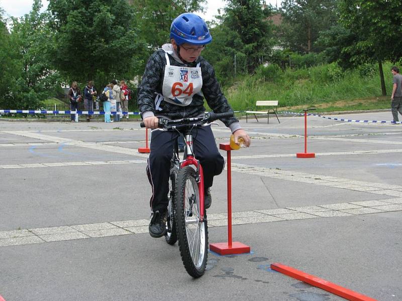 Jízda zručnosti patřila mezi čtyři disciplíny, které všichni soutěžící v areálu ZŠ Lánecká ve Světlé absolvovali. Kromě průjezdu branou na snímku museli mladí cyklisté zvládnout i slalom, nebo přepravu plastového hrníčku plného vody z místa na místo.