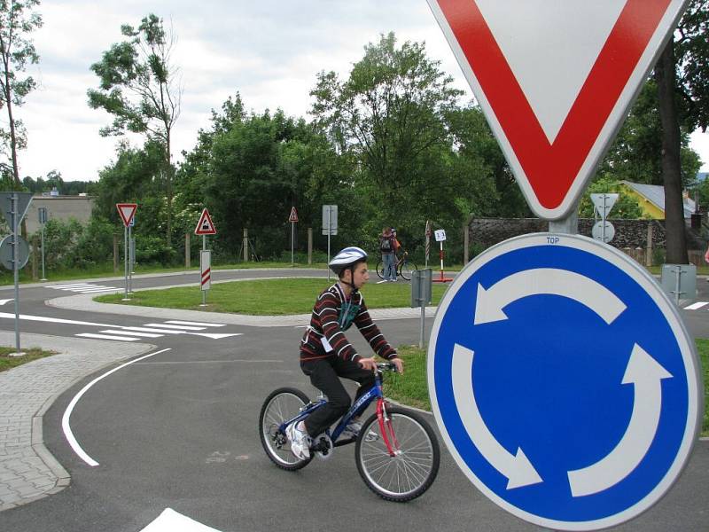 Jízda zručnosti patřila mezi čtyři disciplíny, které všichni soutěžící v areálu ZŠ Lánecká ve Světlé absolvovali. Kromě průjezdu branou na snímku museli mladí cyklisté zvládnout i slalom, nebo přepravu plastového hrníčku plného vody z místa na místo.