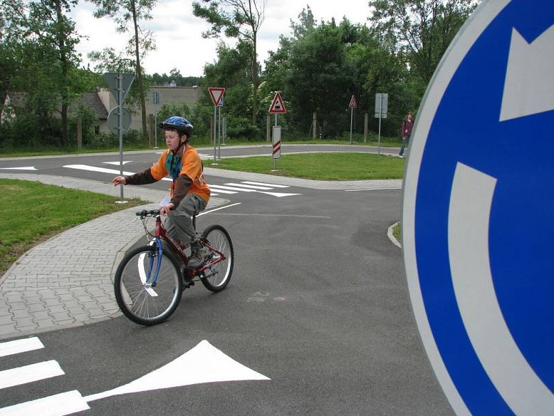 Jízda zručnosti patřila mezi čtyři disciplíny, které všichni soutěžící v areálu ZŠ Lánecká ve Světlé absolvovali. Kromě průjezdu branou na snímku museli mladí cyklisté zvládnout i slalom, nebo přepravu plastového hrníčku plného vody z místa na místo.