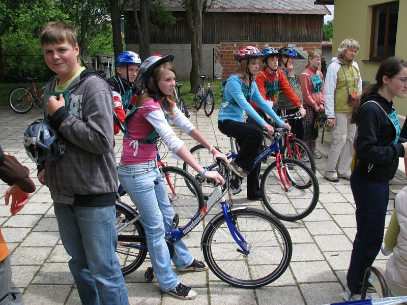 Jízda zručnosti patřila mezi čtyři disciplíny, které všichni soutěžící v areálu ZŠ Lánecká ve Světlé absolvovali. Kromě průjezdu branou na snímku museli mladí cyklisté zvládnout i slalom, nebo přepravu plastového hrníčku plného vody z místa na místo.