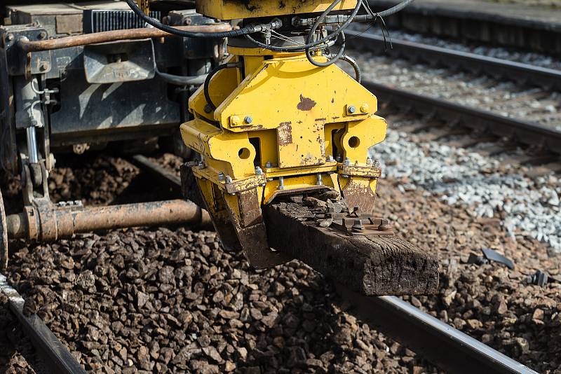 Rekonstrukce železničního mostu přes řeku Sázavu na trati Havlíčkův Brod - Pardubice - Rosice nad Labem.