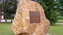 Pádu meteoritů ve Stonařově postavili památník.