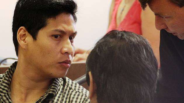 U soudu. Obviněný Nguyen při poradě se svým obhájcem a tlumočníkem.