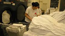 Prádelna Barborka je součástí aktivit společnosti Háta, která pečuje o lidi s handicapem.