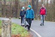 Sběr odpadků kolem silnice mezi Petrkovem a Svatým Křížem na Havlíčkobrodsku v rámci akce Čistá Vysočina 2021.