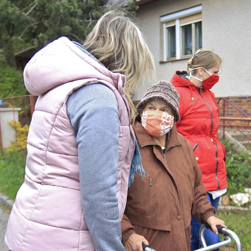 Asistentky z brodské Charity u paní Bauerové.