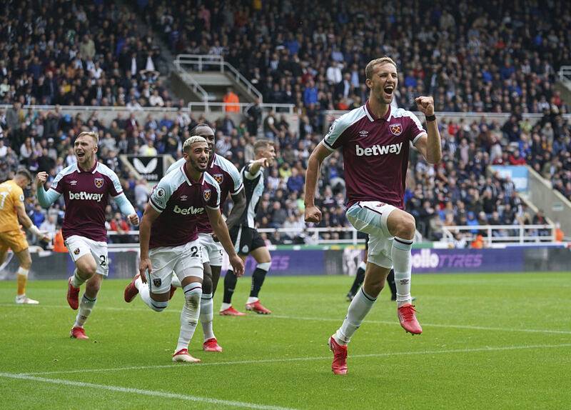 Fotbalista West Hamu Tomáš Souček a jeho radost z gólu v utkání anglické ligy proti Burnley
