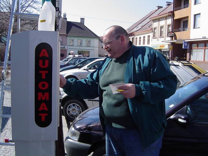 Auta i autobusy „ucpávají“ chotěbořské náměstí, proto se radnice rozhodla autobusy přestěhovat. Jejich dostupnost v centru chce ale zachovat. Ilustrační foto.