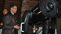 Supermoderní dalekohled značky Celestron.