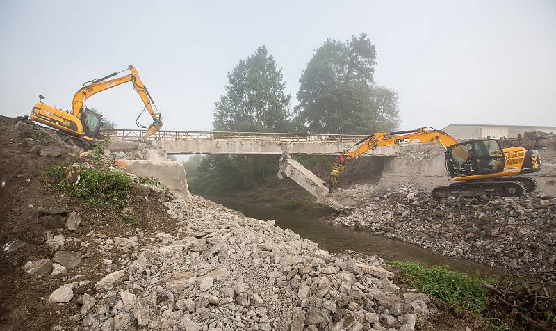 Demolice mostu na silnici I/34 mezi Ždírcem nad Doubravou a Novým Ranskem.