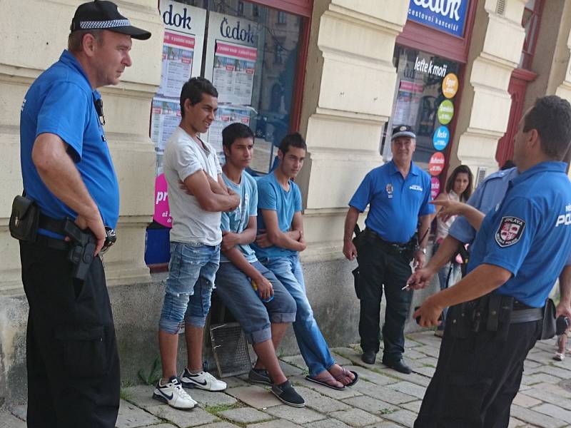 Městská policie lustruje na jihlavském náměstí mladíky podezřelé z krádeže v supermarketu. 